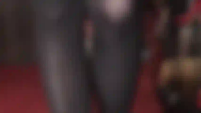 La padrona pretende che le sue scarpe vengano pulite - frusta in mano, la padrona ti indica dove dovrebbe stare la lingua. Fallo bene e non verrai presa a calci da questi tacchi.