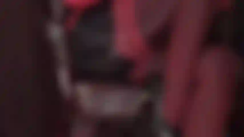 Le calze sensuali femdom stuzzicano: la padrona vivian alza la temperatura con le sue calze a giarrettiera con cuciture rosse, indossate sopra i collant lucidi in spandex leohex neri.