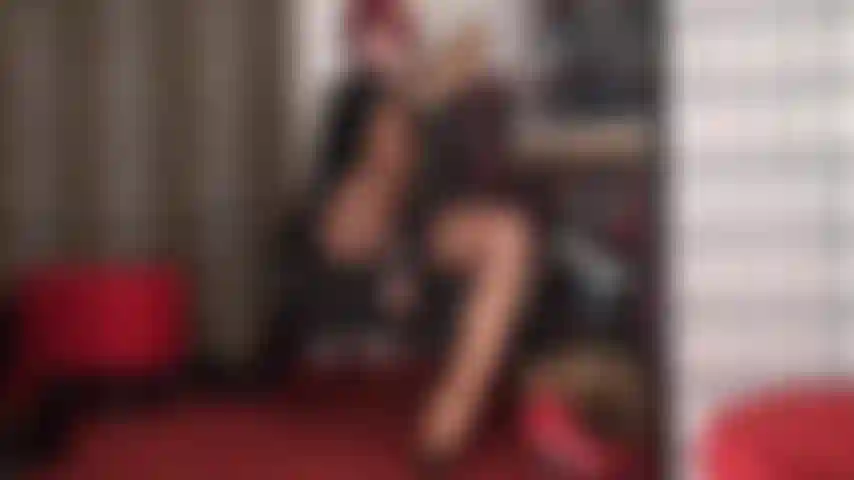 Tacchi a spillo sexy e un cazzo enorme ti eccitano davvero. Mistress vivian si masturba il suo grosso e carnoso cazzo di gomma e ti infila questi tacchi lunghi e sexy in bocca. Preparati a ingoiare quel delizioso sperma.