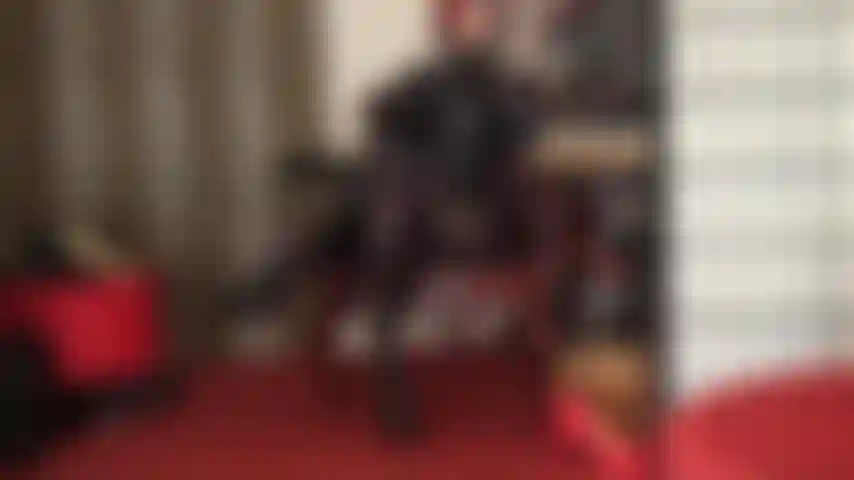 Sotto l'incantesimo scintillante della padrona vivian - i vestiti neri e lucidi sono la tua più grande debolezza. Il pvc che riflette la luce, il tacco dello stivale che oscilla su e giù... I movimenti sottili e sensuali della padrona ti hanno ipnotizzato.