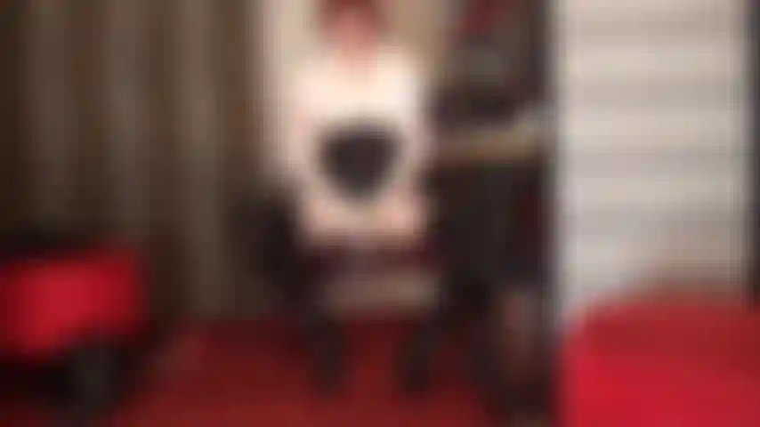 Poppers e strap-on. Annusa e succhia! La padrona ha un grosso strap-on con il tuo nome sopra. Vieni qui, mia puttana poppers e succhiami il cazzo.