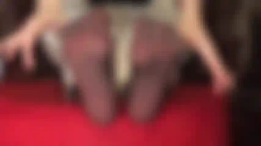 Jeans bianchi e suole di nylon nero trasparente: i piedi dei collant sexy escono dai jeans bianchi.