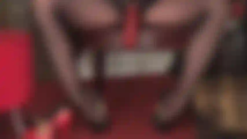 Il grosso cazzo rosso e spesso della mia padrona, incastonato tra le sue gambe di collant lucidi, cattura sicuramente la tua attenzione. Adoro il cazzo della mia padrona sotto la scrivania.