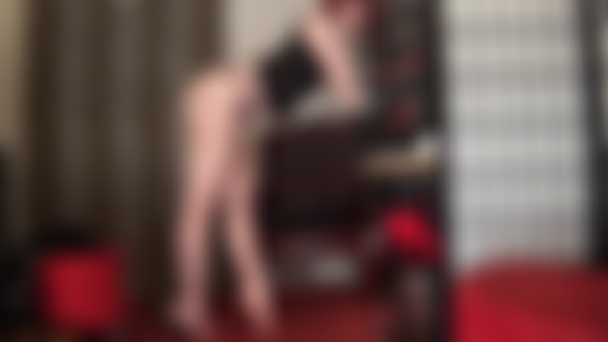 Le lunghe e bellissime gambe nude e i piedi della mia signora ti tengono in ginocchio.