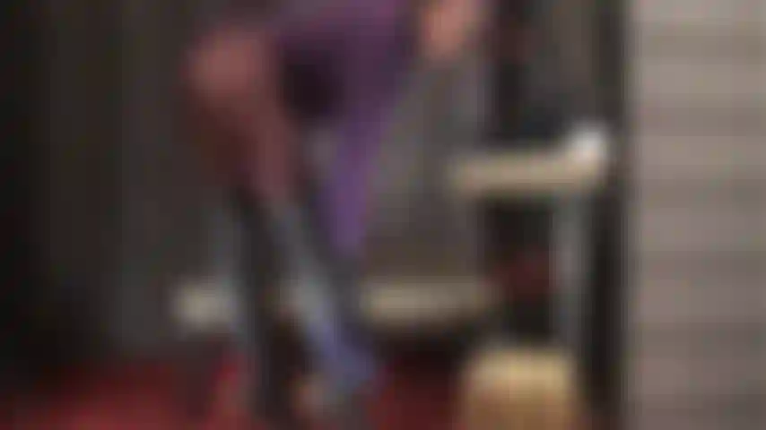 Le mutandine di raso vengono utilizzate per lucidare i meravigliosi stivali di pelle nera della padrona.