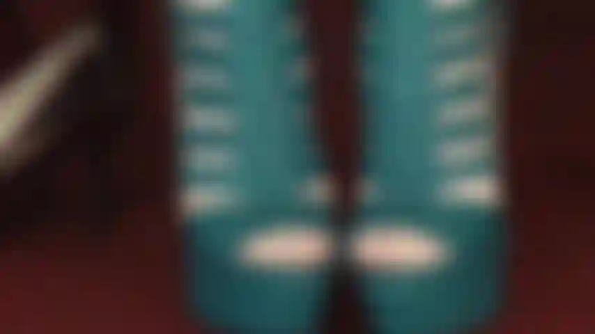 Adoro le dita dei piedi indossando collant bianchi trasparenti e stivali peeptoe con lacci blu acqua.