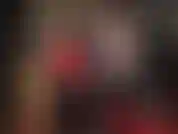 Oh, tu ami il lattice, anch'io! Indossiamo la tua camicetta nera sexy preferita e stuzzichiamo il tuo cazzo, va bene? :-).