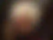 Una padrona arrogante con un enorme strap-on nero, occhiali da sole e pelliccia. Sì, troia, userai solo la tua gola per massaggiare lo sperma del mio cazzo e di tutti gli altri cazzi che indico.