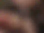 Con calze bianche lucide in pizzo sopra collant lucidi marrone scuro, stuzzicata da guanti di pelle. Scommetto che ti piacerebbe infilare il tuo cazzo tra i morbidi strati di nylon.