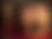 Adoro il culo e i piedi con collant lucidi e un enorme strapon nero tra le piante dei piedi della padrona. Bacia il mio cazzo, i miei piedi e il mio culo.