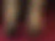 Con i piedi in calze di gomma e sandali aperti con i cinturini.