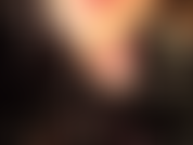 Scopata duramente dalla tua dea in pvc. Questo vestito fetish nero lucido ti fa impazzire, chinata sul mio grosso cazzo nero. Sento il mio seno sulla tua schiena e lascio che il mio sputo goccioli nella tua bocca da schiava aperta.