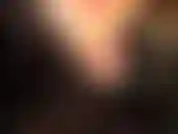 Scopata duramente dalla tua dea in pvc. Questo vestito fetish nero lucido ti fa impazzire, chinata sul mio grosso cazzo nero. Sento il mio seno sulla tua schiena e lascio che il mio sputo goccioli nella tua bocca da schiava aperta.