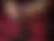 Footjob a piedi nudi con unghie dei piedi smaltate di rosso su un dildo nero. - Goditi questa rara clip con unghie dei piedi smaltate di rosso.