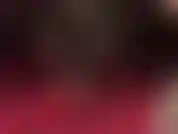 Primo piano penzolante in rosso e nero: calze di nylon nere e tacchi rossi lucidi sono la combinazione migliore. Guarda la regina penzolante che dondola quelle décolleté sexy.