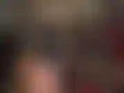 In lattice, con lunghe gambe nude e dita lunghe e sexy in guanti di gomma.