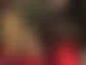 Un completo in lattice bollente da adorare: gonna e camicetta verde fumo, guanti lunghi neri e calze trasparenti con cuciture in gomma e tacchi rossi a contrasto.