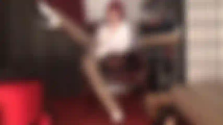 Collant marroni opachi, calze lucide color sabbia e queste mutandine a vita alta color lavanda sono esattamente ciò di cui il tuo cazzo ha bisogno in questo momento.