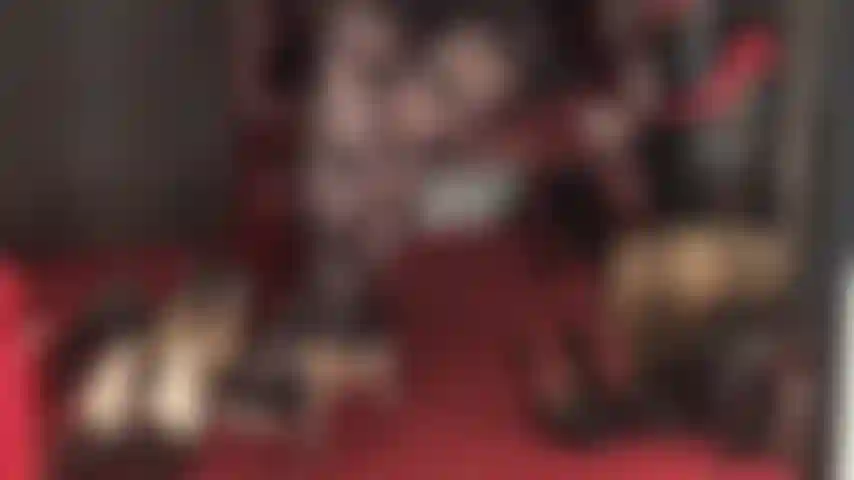 Collant con motivi floreali, tacchi alti e adorazione dei piedi.