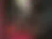 La padrona in lattice rivela le calze in pizzo sopra i collant. Adoro le mie gambe fino al mio culo in collant.