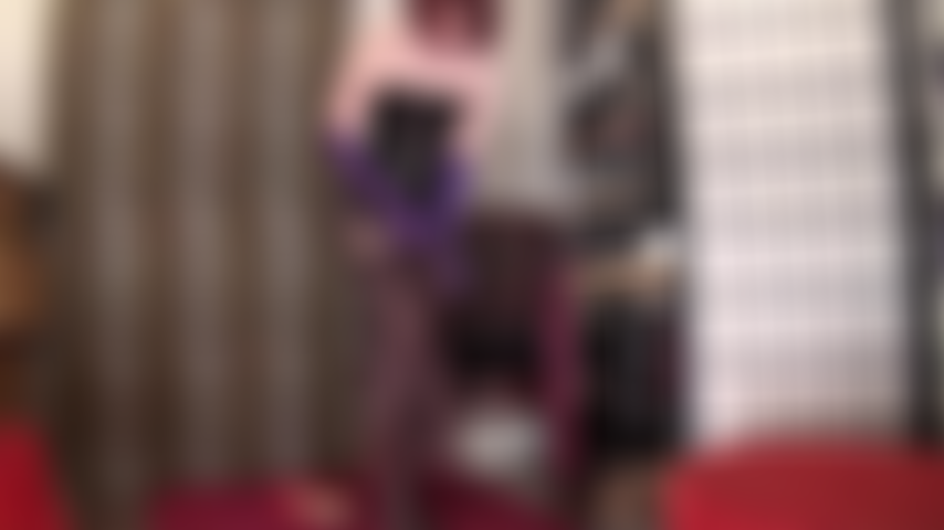 Con guanti di raso viola e strati di collant coordinati, con un enorme cazzo nero in mezzo. So quanto si eccita il tuo piccolo cazzo per un grosso cazzo nero e le calze di nylon.