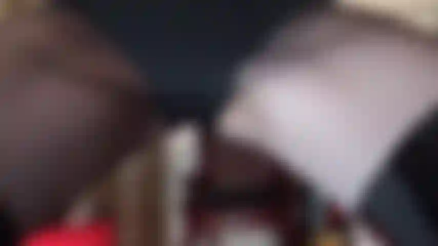 Mi siedo sul viso - inalate il mio profumo. Fai un respiro lungo e profondo per inalare il mio profumo inebriante.