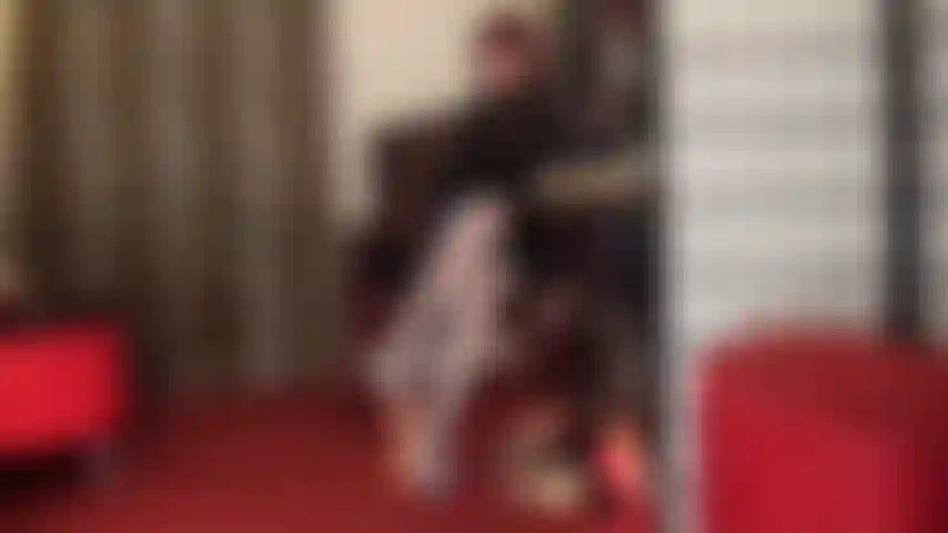 I miei piedi con calze blu stuzzicano il tuo cazzo e le tue palle.