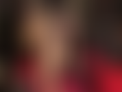 La padrona vivian è la migliore con gli strati di nylon: in questa sessione, la tua dea aggiunge altri tre paia di collant estremamente lucidi per sedurti con le sue gambe, i suoi piedi e il suo culo di nylon lucido.