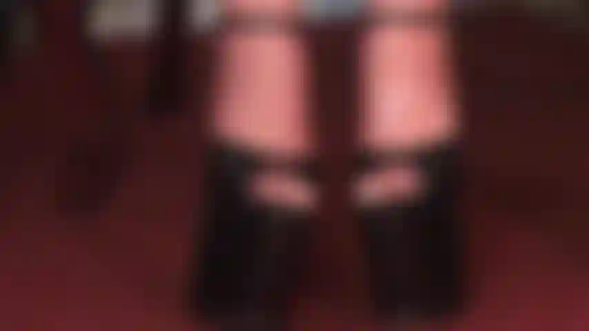 Adoro i piedi in lattice con tacchi a spillo aperti, calze lucide e scivolose in lattice e tacchi alti fetish.