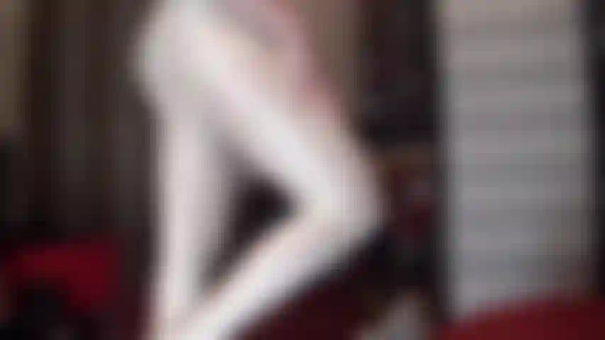 Feticista del lattice e delle calze lucide: lattice nero, collant bianchi e guanti di gomma attillati che ti mungono il cazzo fino all'ultima goccia.