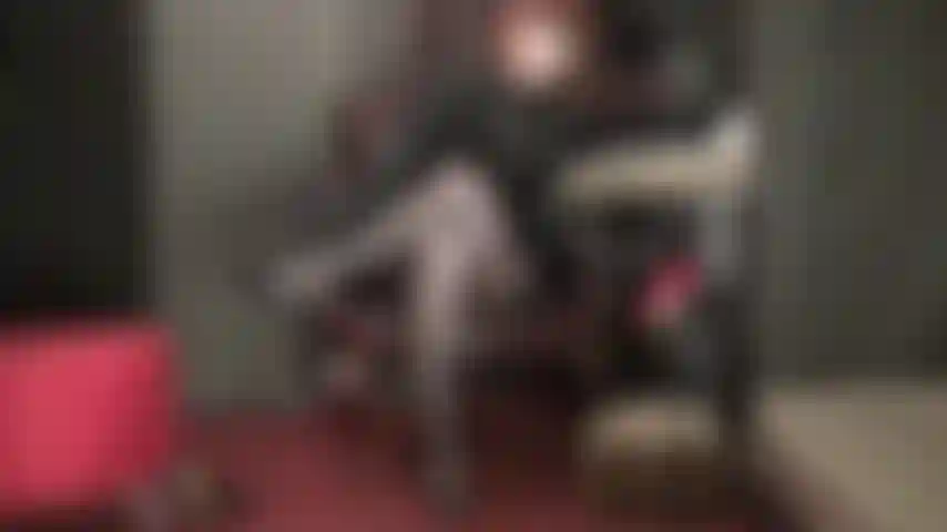 La padrona ti tiene con il fiato sospeso con i suoi sensuali collant che stuzzicano i piedi e i guanti di pelle sul tuo punto più sensibile...