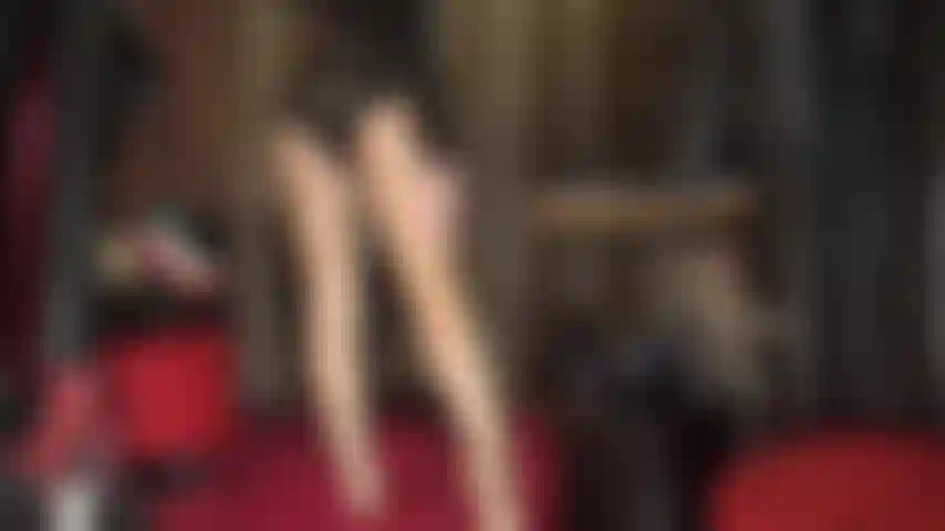 Con strati di collant dorati super lucidi, adorazione dei piedi, enormi sandali neri con cinturino e sandali bianchi con cinturino.