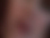 Una provocazione ipnotica e sensuale: adorazione del viso della padrona, labbra, lingua, occhi e dita dei piedi in collant. Semplicemente irresistibile...