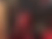 Ami i miei piedi sexy. Annusala mentre escono da questi sexy stivali di pelle rossa: caldi e umidi, inala l'aroma inebriante direttamente nel tuo naso.