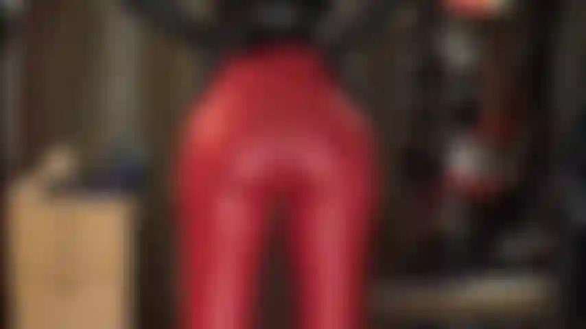 Ti incoraggio a masturbarti indossando leggings rossi attillati e guanti di pelle. Adoro il mio culo e mi masturbo duramente.
