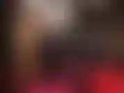 Indosso calze bianche lucide sopra collant marroni lucidi e indosso stivali alti e lucidi. Adoro la perfezione mentre tiro su quelle sexy calze con la parte superiore in pizzo fino alle natiche.