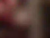 La padrona concede una visione allettante tra le sue cosce vestita con strati di collant e calze, incrociando e disaccando le gambe...