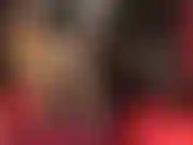 Con strati di collant dorati estremamente lucidi e minigonna in lattice: non è mai troppo luccicante! La padrona si diverte a stuzzicare con lunghe gambe in nylon e scatti sotto la gonna.