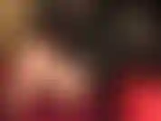 La mia padrona si accovaccia in pantaloncini e décolleté di raso rosso acceso, e in una tuta con perizoma e collant lucidi, stuzzicandoti con meravigliose curve di nylon, cosce sexy e gambe lunghe, e con il suo fantastico sedere rotondo.