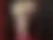 La padrona è sexy nel suo abito bianco lucido in lattice, guanti e strati di collant lucidi con tacchi bianchi.