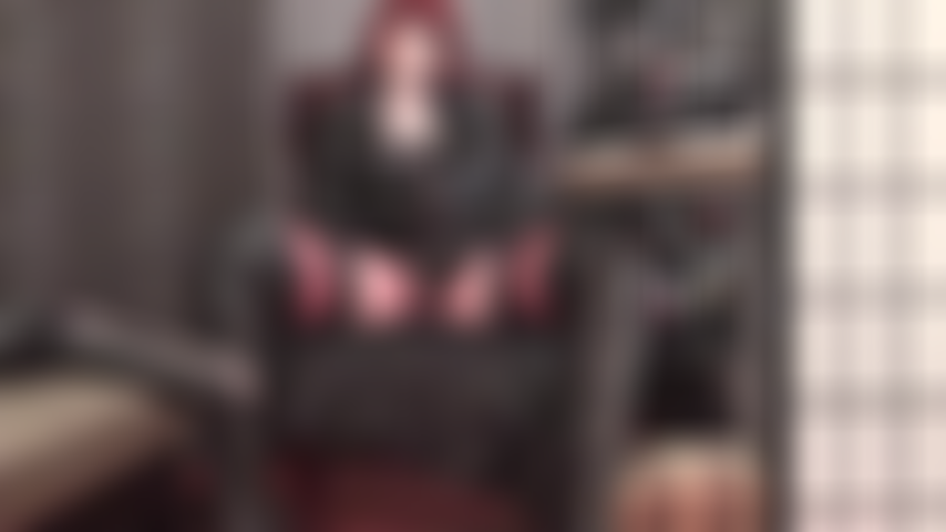 Una mistress in pelle con 20 centimetri di cazzo nero, stivali alti e calze su un reggicalze a 12 cinghie.