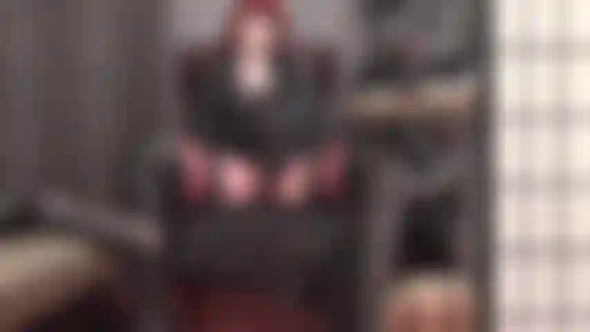 Una mistress in pelle con 20 centimetri di cazzo nero, stivali alti e calze su un reggicalze a 12 cinghie.