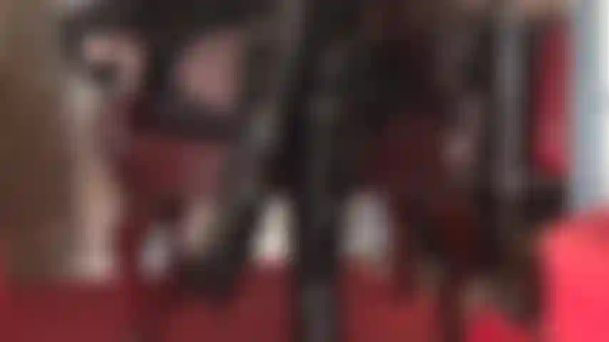 Ti sarà permesso di inginocchiarti davanti agli stivali della padrona mentre soddisfi questo cazzo.