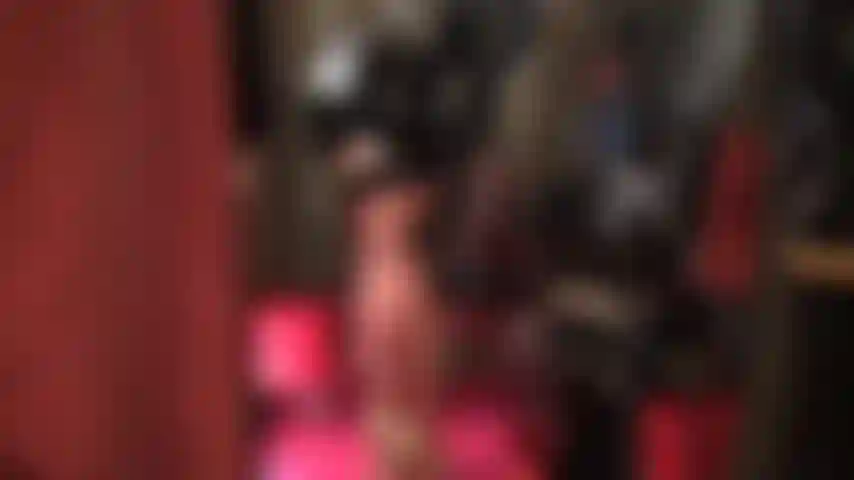 La tua dea in lattice è vestita con un completo di gomma nera lucida, gonna, camicetta, guanti, mutandine e calze. Prima una minigonna sexy, poi una gonna a tubino al ginocchio. Tutto così attillato e lucido!