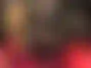 Pelle nera, collant lucidi, stivali sexy e un enorme strapon nero.