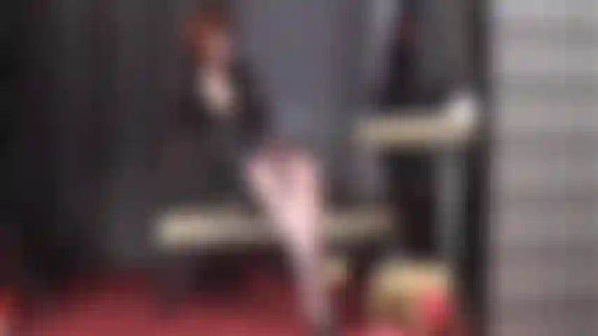 Feticista delle gambe incrociate: ti faccio impazzire con le mie gambe incrociate doppie in collant lucido.