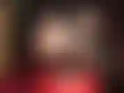 Che si sfila gli stivali sopra il ginocchio per indossare i collant e adorare i piedi.