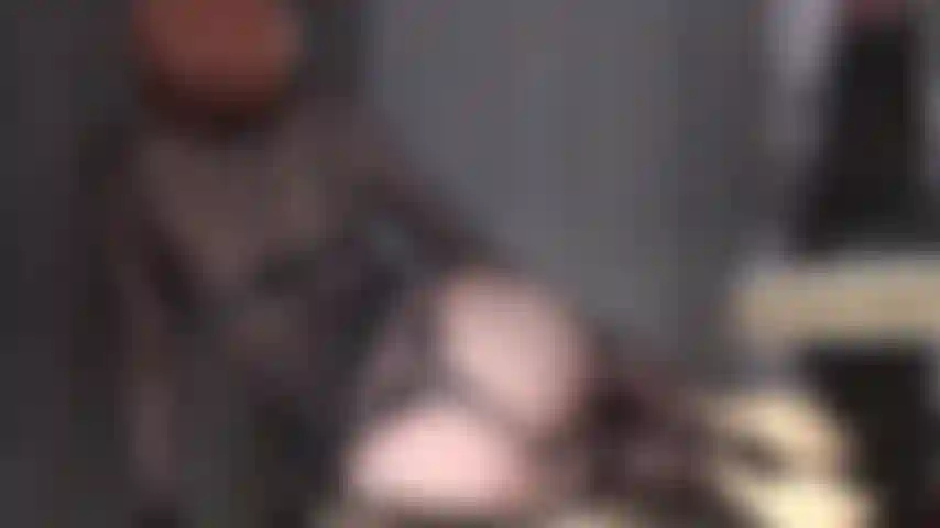 Sensualità in nylon integrale: tacchi a spillo, guanti di pelle e curve erotiche da cui non puoi staccare gli occhi.