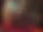 Collant e lattice mi stuzzicano: questo sexy e attillato completo di gomma e le mie lunghe gambe di nylon ti rendono debole. La padrona mi stuzzica con quello che c'è sotto...