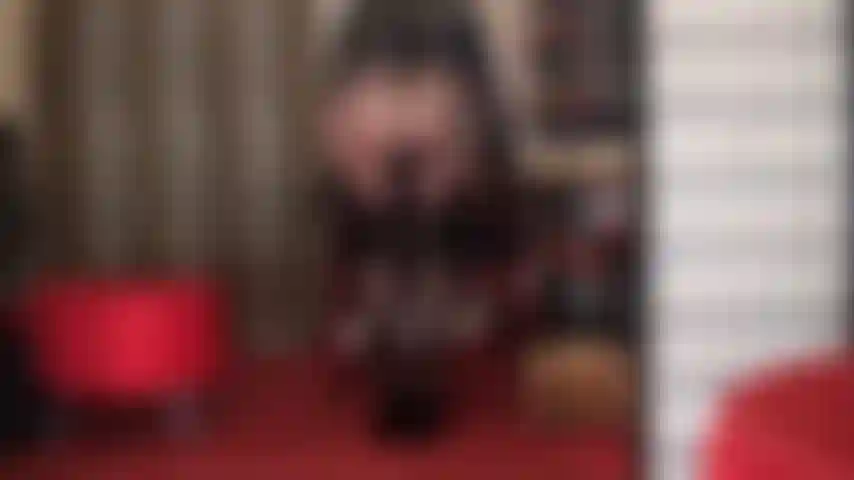 La padrona avvolge le sue mani guantate attorno al grosso cazzo nero per prosciugarne le palle mentre mi stuzzica con le sue incredibili gambe e il suo culo in collant neri super lucidi e lucidi.